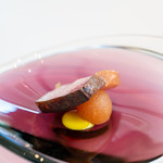 プレゼンテ スギ - 2019.11 鰤と大根（糖分多めに大根スープでガストロバックして皮をパリパリに焼いた鰤と鰤のアラスープでガストロバックした大根）柚子と菊の花のソース