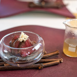 プレゼンテ スギ - 2019.11 千葉産鹿ウチモモ肉を低温調理してからソテー 佐倉産ホースラディッシュ 鹿の血液コンソメ（鹿スジと鹿血液と野菜）