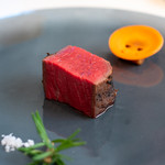 プレゼンテ スギ - 2019.11 High＆Low ステーキ（24時間前からドライトマトと塩でマリネした八千代牛ヒレ肉をマイナス25℃で冷やしてから表面を焼いて）山牛蒡のマリネ