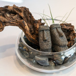 プレゼンテ スギ - 2019.11 食べれなそうで食べられる（モアイ像を象った黒胡麻フィナンシェ）