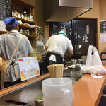 ふくや - 店主は、無駄口を叩かず黙々と仕事をこなす職人肌（な印象）、その店主の背中を見つめる奥様。