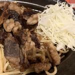 ハンバーグレストランHACHI - 別皿の「キャベツ」を最初は普通に食べていました
      (*￣ｍ￣)本当は鉄板の熱でシンナリさせるのでは？