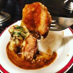 カレー屋アカマル - 鶏もも唐揚げ付いているカレーライス¥1200
      
      トッピング: 炙りチーズ¥100
      
      