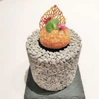 エディション・コウジ シモムラ - ペルーのトウモロコシの生地で作った小さなコロッケ
