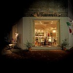 ヴィア トスカネッラ - Via Toscanella は 角地の立地でお客様を迷わせません