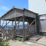 しましま食堂 - 海岸沿いの旅館、夏は海の家となる味のあるテラス