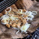 炭焼地鶏 山蔵 - 朴葉味噌 520円