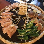 うかい鳥山 - 炭火焼ー鶏串、手羽中、焼野菜、薄揚げ