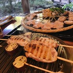 うかい鳥山 - 炭火焼ー鶏串、手羽中、焼野菜、薄揚げ