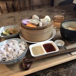 ナチュラルマルシェ ハレバレ - 旬の野菜と塩麴漬け豚バラのせいろ蒸し