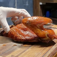 中国菜エスサワダ - クリスピーチキン捌き中