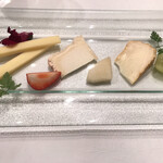 ブラッセリー ブルゴーニュ - 左からボーフォールアルパージュ(ハード系の牛乳チーズ)  シャビシュー (山羊)  ウーベルフィリッツ(かなり珍しい羊のウォッシュチーズ)