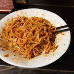 Saikou - 麺は中太麺。よく唐辛子が絡んでます。