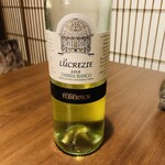 modest - 軽い白。