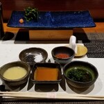 Sushisho Nomura - カウンターには料理が出てくる前にたくさんの薬味。
                葉ワサビ、酢味噌、醤油、ポン酢、梅肉(鹿児島・和歌山等)、塩(鹿児島・坊津)、黒胡麻(鹿児島)、ワカメ(島原・岩手)、
                和らぎ(お冷や)ほ霧島の水です