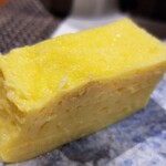 鮨匠 のむら - (02)厚焼き玉子
      厚焼きはやや甘口で程よいシットリ感
      お鮨屋さんで最初に玉子が出るお店は凄く珍しい。