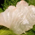 鮨匠 のむら - (03)鮃(鹿児島県開聞岳沖産、夕方15時〆)
      産卵期は春～初夏、旬は秋～晩冬。
      驚くほど透明感のある身に驚き、その味わいと香りのクリアさに感動！