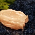 鮨匠 のむら - (04)鮃縁側(鹿児島県開聞岳沖産、夕方15時〆)
      当然ながら身よりも脂のりがよく、甘みもしっかり。
      〆後3時間なのでプルプルの弾力を楽しみました。