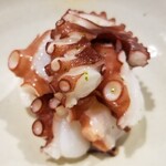 鮨匠 のむら - (05)茹で真蛸(鹿児島県開聞岳沖産、800g)
      茹でたてアツアツに細工包丁を入れます。
      とりあえず何も付けず一口、「旨い！」
      旨味が濃厚で自然な甘さが拡がります。
      梅山葵、酢味噌がオススメ。