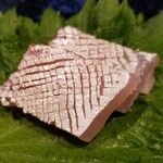 鮨匠 のむら - (07)勘八の子供(鹿児島県開聞岳沖産、1.4kg、1日寝かせ)
      産卵期は春～夏、旬は秋～冬
      若さ故の爽やかな甘さが鮮烈
      青物は爽やかな香りを楽しんでもらうというポリシーから子供サイズがメイン