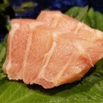 鮨匠 のむら - (09)芭蕉梶木の大トロ(鹿児島県開聞岳沖産、40kg)
      産卵期は夏、旬は秋。
      身はやや橙色で味わいは濃厚なコクがありますが、本鮪の大トロよりサッパリとしています。