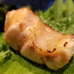 鮨匠 のむら - (10)芭蕉梶木(鹿児島県開聞岳沖産、40kg)の大トロの炙り
      炙ることで大トロの脂が活性化し、より深い旨みと甘さが味わえます。