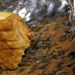 鮨匠 のむら - (11)芭蕉梶木(鹿児島県開聞岳沖産、40kg)の胸筋の炙り
      胸鰭の辺りを筋身と言うそうですが、炙りになると脂が活性化され、芳ばしくて薫り高く、超絶美味しい♪
      青首大根の辛みと合う！
      お酒も進みます！