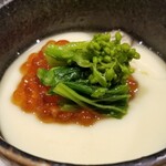 鮨匠 のむら - (12)茶碗蒸し、菜の花&筋子載せ
      秋の旬である筋子解しのイクラと春を先取りした菜の花のお浸しのせ
      茶碗蒸しの中には小さな餅や薩摩芋などの具材も入りボリュームもあります。