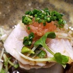 鮨匠 のむら - (13)歯鰹(鹿児島県開聞岳沖産、4kg、4日寝かせ)のたたき
      産卵期は夏、旬は秋～冬。
      歯鰹の身も薄い桃色で、本来の味わいはサッパリ。
      今回の歯鰹は脂のりが良く、たたきなのに味わいは濃いめ♪