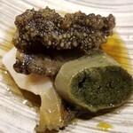 鮨匠 のむら - (14)焚き黒鮑(佐賀県唐津産、410g)
      産卵期は秋～冬(禁漁)、旬は初夏～夏。
      6時間、大根の煮汁100%で炊き込んだ黒鮑は、大変柔らかく、その身がプルプルと震え、旨みも抜群です。