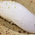 鮨匠 のむら - (15)障泥烏賊(鹿児島県開聞岳沖産、3日寝させ)カボス・塩
      産卵期は春～初夏、旬は春～夏、寿命1年
      モチモチとした食感で甘みも強い
      少し寝かせてあり柔らかく仕上がって旨みと甘みが引き出されています