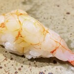 鮨匠 のむら - (18)ナミクダヒゲエビ(鹿児島県錦江湾産)
      産卵期は夏～秋、旬も夏～秋。
      しかし、通年味わいが落ちないようです。
      ご当地のスペシャルなネタで、甘海老よりも甘く複雑なコクと海老特有の旨みがあります。