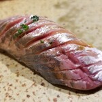 鮨匠 のむら - (21)真鯵(鹿児島県開聞岳沖産)
      産卵期は春～夏、旬は秋～冬。
      脂のりは当然良いけれど、その脂は軽く、爽やかにとろけます。
      薫りが素晴らしいですね♪