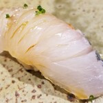 鮨匠 のむら - (22)縞鯵(鹿児島県開聞岳沖産)
      産卵期は秋～冬、旬は夏～秋。
      脂がのって旨味も抜群ですが、スッキリとした後味で軽やかです。
