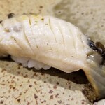 鮨匠 のむら - (23)炊き黒鮑(佐賀県唐津産、360g)
      6時間、大根の煮汁100%で炊き込んだ黒鮑は、大変柔らかく、その身がプルプルと震え、旨みも抜群です。
      肴の黒鮑よりも更に軟らかく旨みも強い！
      別格です！