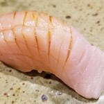 鮨匠 のむら - (25)歯鰹の腹身(鹿児島県開聞岳沖産、4kg、4日寝かせ)
      産卵期は夏、旬は秋～冬。
      今回の歯鰹は腹身で脂のりが良く、サッパリとしつつも、シャリと合わせるだけの旨みの濃さがあります。