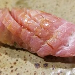 鮨匠 のむら - (26)スマ(鹿児島県開聞岳沖産、3.5kg、3日寝かせ)
      産卵期は初夏～夏、旬は秋～春
      通年、味わいはあまり落ちない。
      いわゆる中トロ部位でしっかり脂がのっており、旨みと甘みを堪能。