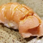 鮨匠 のむら - (28)芭蕉梶木(鹿児島県開聞岳沖産、40kg)の大トロ
      秋太郎の極上大トロ、のむらサンのスペシャルなネタです♪
      芭蕉梶木の身はパサパサで美味しくないイメージですが、大トロだけは最上級に美味しい♪