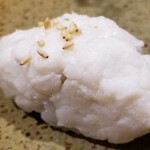 鮨匠 のむら - (29)蒸し太刀魚(鹿児島県開聞岳沖産)、カボス果汁掛け
      産卵期は海水温により春～秋、旬はほぼ通年。
      蒸し焼きで脂分を落として、カボス果汁でさっぱりとした味わいにまとめてあります。