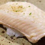 鮨匠 のむら - (30)煮穴子(長崎県対馬列島産)
      産卵期は初夏～初秋、旬は夏～秋。
      寿命は3年~7年くらい。
      ふわふわ穴子が美味しい！
      蒸し立てを出して下さいます。
      オリジナル出汁醤油で1時間煮てます。