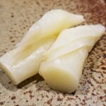 鮨匠 のむら - (31)ガリ
      ガリは最後に出てきます。
      この辺も普通とは異なりますが、口の中をスッキリさせてくれます。