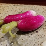 鮨匠 のむら - (32)廿日大根の浅漬け
      完全にお腹いっぱいでギブアップ！
      でも、消化の助けになる廿日大根浅漬けはついつい食べちゃいます。(笑)
      すっきり爽やかな漬け具合です。