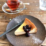 グローカルカフェ - デザートセットのチーズケーキと紅茶