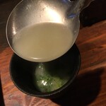 旬酔基じ - お好みでお塩と薬味を入れて
      先ずはスープを...♪*ﾟ
      
