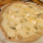 ピッツェリア ノーチェ - クアトロフォルマッジョ