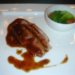 ヴェルデ辻甚 - フランス産仔鴨胸肉のポワレ　赤ワインソース 