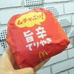 マクドナルド - パッケージは紅（くれない）色