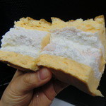 スイーツガーデン ユウジアジキ - ロールちゃんを分厚く切って半分に割り、