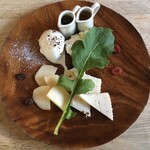 渋谷チーズスタンド - 自家製チーズ4種のプレート（1350円）