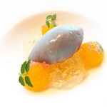 ナベノ-イズム - 完熟柿を真空マリネに、爽やかなライムのジュレと薫り高いジュニエーブルのグラスのあしらい、木の芽を散らして